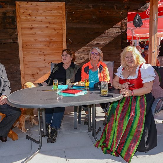 Bild enthält, Restaurant, Plywood, Wood, Dining Table, Table, Adult, Female, Person, Woman, Cafeteria