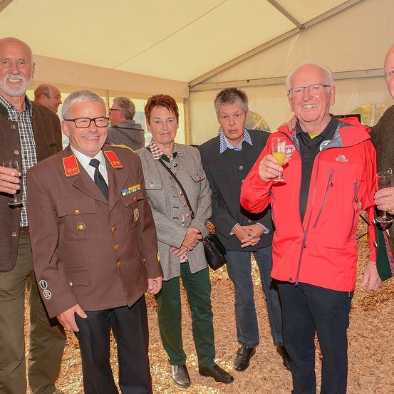 Bild enthält, Coat, Jacket, Blazer, Pants, Adult, Male, Man, Person, Jeans, People