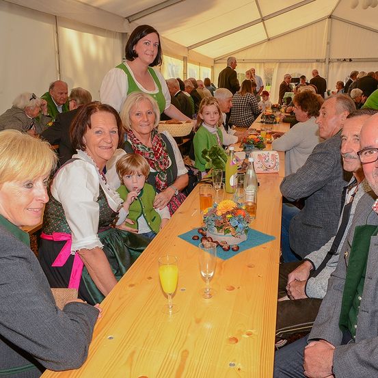 Bild enthält, Restaurant, Dining Table, Cafeteria, Food Court, Plywood, Wood, Adult, Female, Person, Woman
