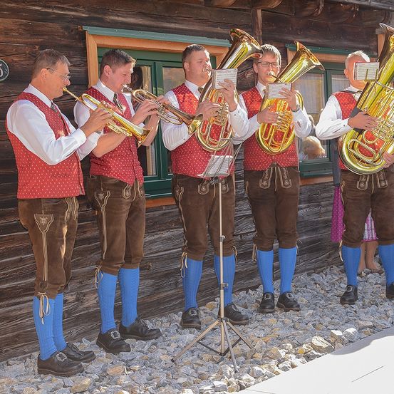 Bild enthält, Group Performance, Music Band, Person, Horn, Tuba, Adult, Male, Man, Shoe, Jeans