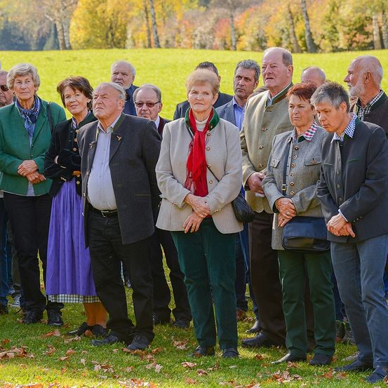 Bild enthält, People, Person, Coat, Groupshot, Adult, Male, Man, Jacket, Blazer, Jeans