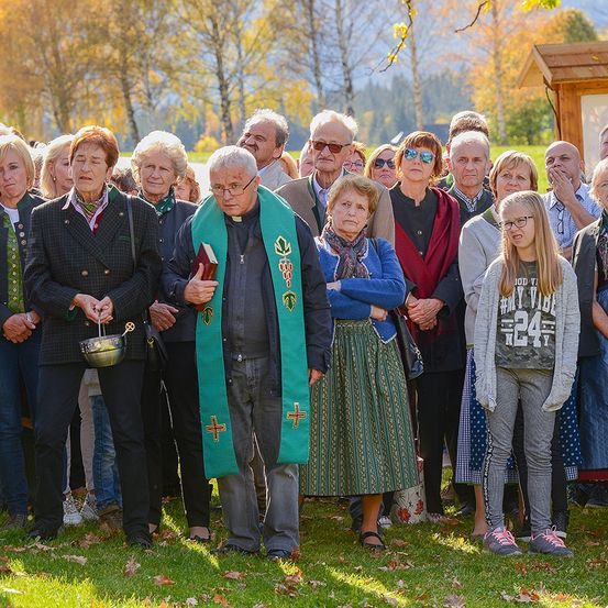 Bild enthält, Groupshot, Person, People, Adult, Male, Man, Female, Girl, Teen, Woman