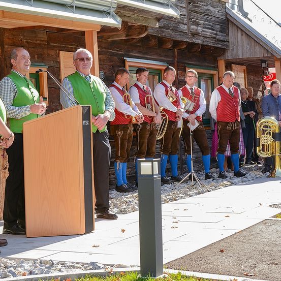 Bild enthält, Crowd, Person, Adult, Male, Man, Audience, Shorts, People, Shoe, Coat