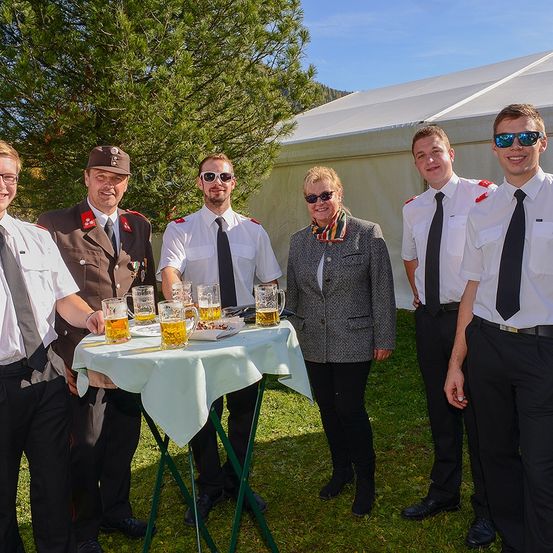 Bild enthält, People, Person, Adult, Male, Man, Coat, Sunglasses, Shirt, Jeans, Outdoors