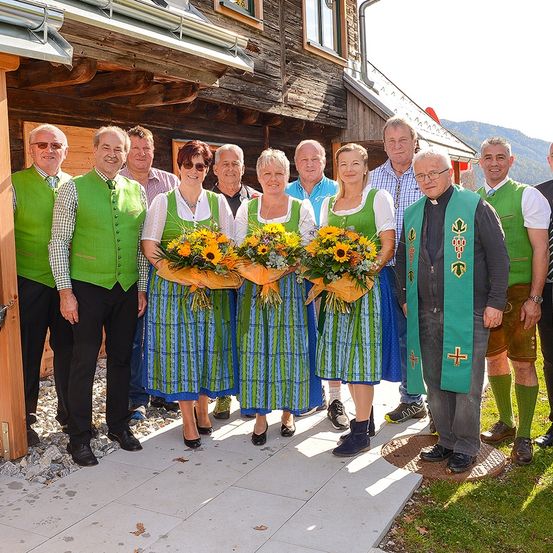 Bild enthält, Flower, Flower Arrangement, Flower Bouquet, Adult, Male, Man, Person, Bride, Female, Woman