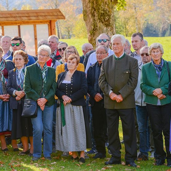 Bild enthält, People, Person, Groupshot, Adult, Male, Man, Jeans, Female, Woman, Coat