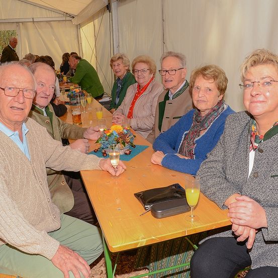 Bild enthält, Linen, Table, Plywood, Dining Table, Flower Arrangement, Adult, Female, Person, Woman, Man