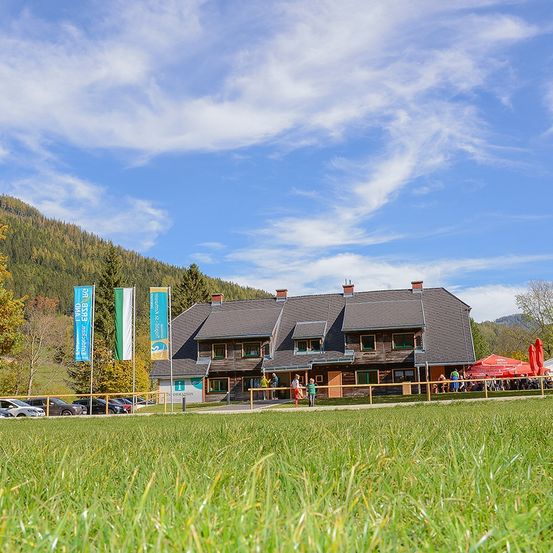 Bild enthält, Grass, Outdoors, Shelter, Lawn, Nature, Countryside, Hut, Rural, Scenery, Person