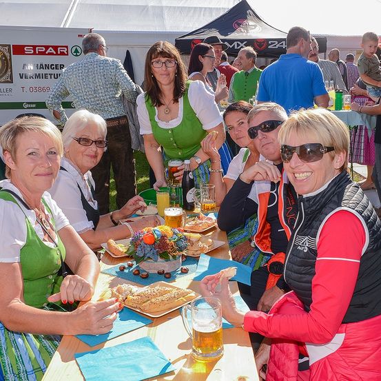 Bild enthält, Adult, Female, Person, Woman, Male, Man, Glasses, Jeans, People, Face