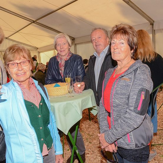 Bild enthält, Plywood, Adult, Female, Person, Woman, Coat, Male, Man, Dining Table, Jacket