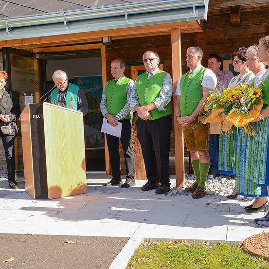 Bild enthält, Flower, Flower Arrangement, Flower Bouquet, Crowd, Person, Adult, Male, Man, Jeans, Coat