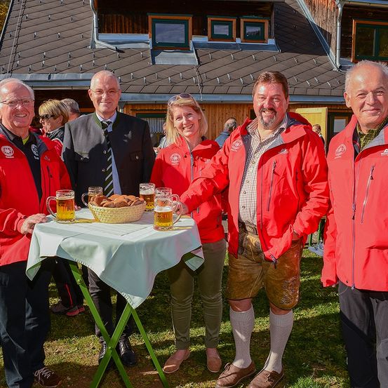 Bild enthält, Coat, Jacket, Adult, Male, Man, Person, Pants, Boy, Child, People