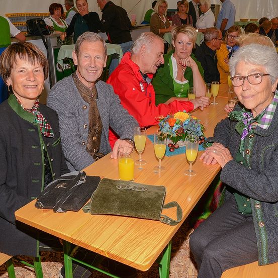 Bild enthält, Dining Table, Table, Plywood, Wood, Dining Room, Flower Arrangement, Restaurant, Cafeteria, Man, Person