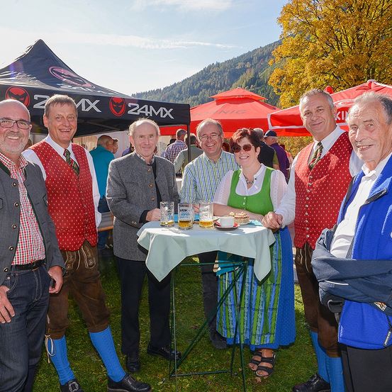 Bild enthält, Pants, Adult, Male, Man, Person, Linen, Restaurant, Table, Shoe, Jeans