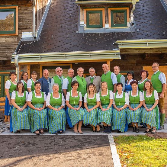 Bild enthält, People, Person, Skirt, Shelter, Housing, Dress, Portrait, Wood, House, Groupshot