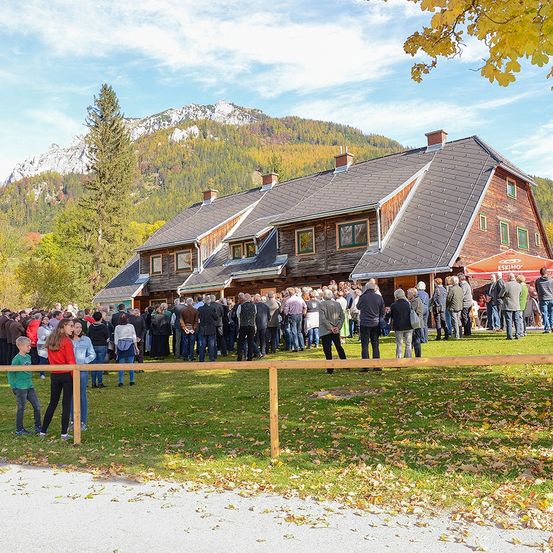 Bild enthält, Outdoors, Shelter, Grass, Person, Nature, Scenery, Car, Countryside, Tree, Fir
