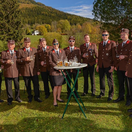 Bild enthält, Grass, Adult, Male, Man, Person, Officer, Military Officer, Suit, Coat, Jeans