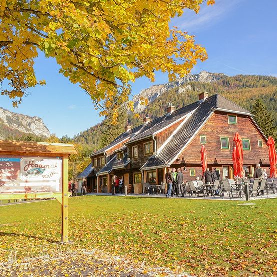 Bild enthält, Outdoors, Shelter, Countryside, Hut, Nature, Rural, Person, Scenery, Car, Grass