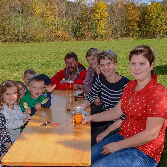 Bild enthält, Grass, People, Person, Table, Dining Table, Park, Portrait, Child, Female, Girl