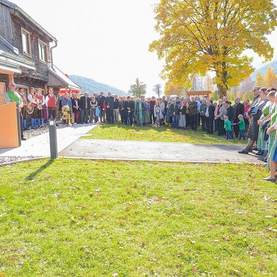 Bild enthält, People, Person, Grass, Plant, Building, Outdoors, Shelter, Nature, Jeans, Pants
