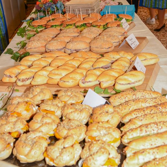 Bild enthält, Meal, Burger, Cafeteria, Child, Female, Girl, Person, Adult, Woman, Shop