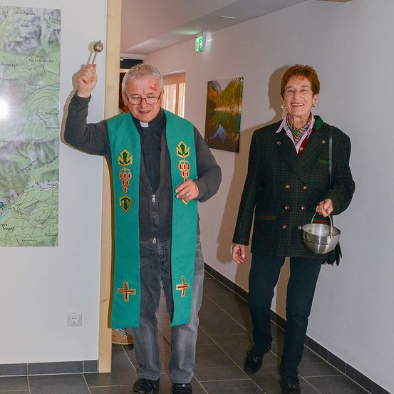 Bild enthält, Coat, Jacket, Floor, Pants, Flooring, Blazer, Adult, Male, Man, Person