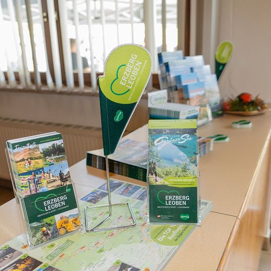 Bild enthält, Advertisement, Poster, Person, Window, Windowsill, Furniture, Table, Tabletop, Book, Publication