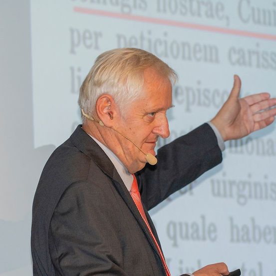 Bild enthält, People, Person, Finger, Crowd, Seminar, Adult, Male, Man, Suit, Face