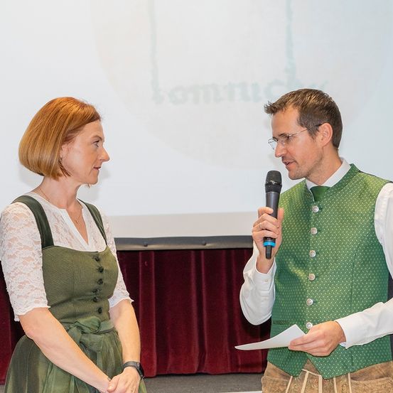 Bild enthält, Adult, Male, Man, Person, Conversation, Female, Woman, Interview, Face, Crowd