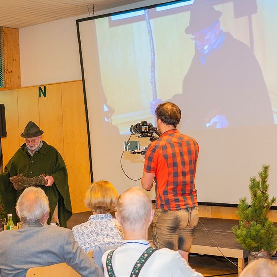 Bild enthält, People, Person, Potted Plant, Crowd, Adult, Male, Man, Screen, Female, Woman