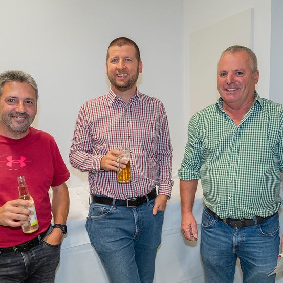 Bild enthält, Pants, Shirt, Jeans, Adult, Male, Man, Person, Face, Beer, Cup