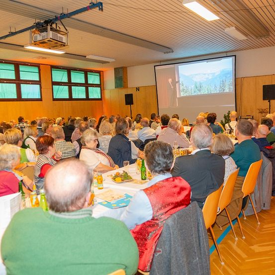 Bild enthält, People, Person, Crowd, Indoors, Seminar, Adult, Male, Man, Boy, Child