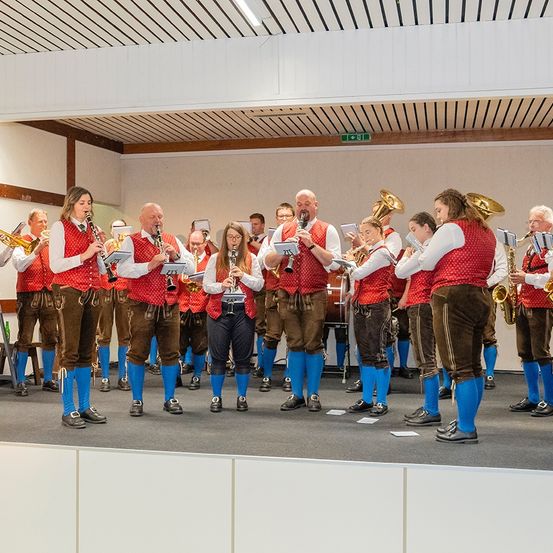 Bild enthält, People, Person, Group Performance, Footwear, Shoe, Brass Section, Horn, Musical Instrument, Music Band, Musician