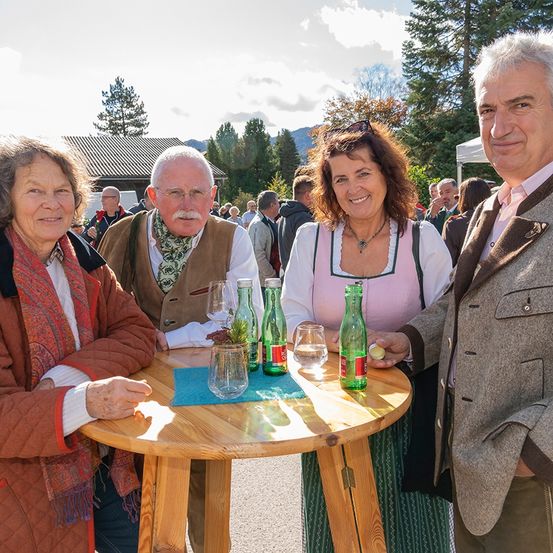 Bild enthält, Adult, Female, Person, Woman, Table, Male, Man, People, Coat, Wood