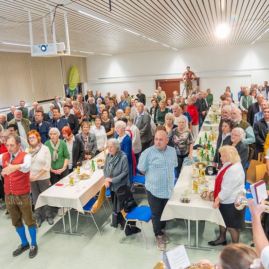 Bild enthält, People, Person, Indoors, Adult, Male, Man, Hall, Fun, Shoe, Crowd