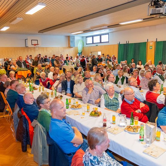 Bild enthält, People, Person, Indoors, Adult, Male, Man, Hall, Fun, Banquet, Face