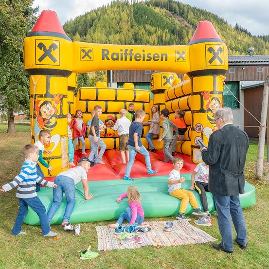 Bild enthält, Adult, Male, Man, Person, Boy, Child, Play Area, Outdoors, Jeans, Coat