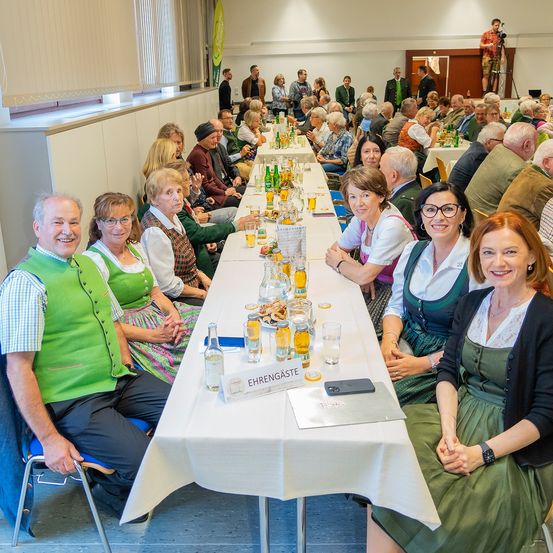 Bild enthält, People, Person, Adult, Male, Man, Indoors, Cafeteria, Restaurant, Crowd, Face