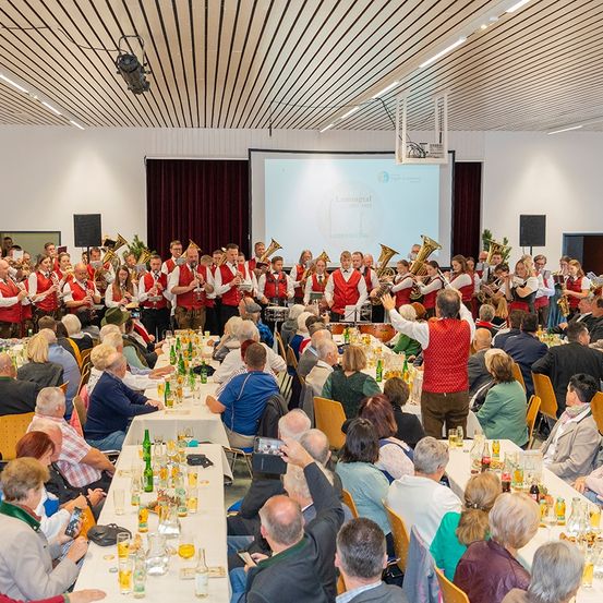 Bild enthält, People, Person, Indoors, Hall, Fun, Adult, Male, Man, Banquet, Building
