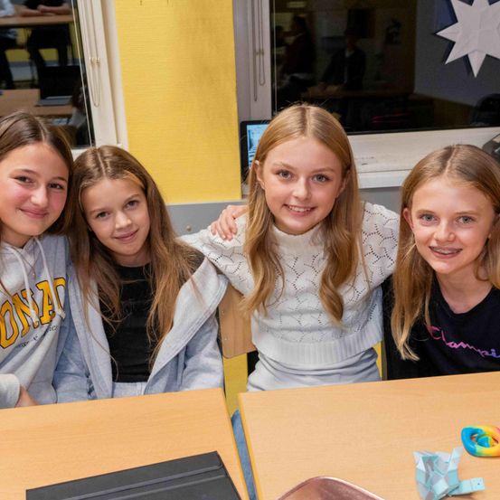 Bild enthält, People, Person, Table, Child, Female, Girl, Student, Face, Head, Portrait
