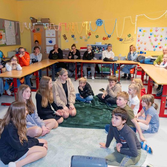 Bild enthält, Person, Boy, Child, Male, Adult, Female, Woman, Man, Girl, Student