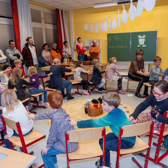Bild enthält, Person, Boy, Child, Male, Student, Adult, Female, Woman, Girl, School