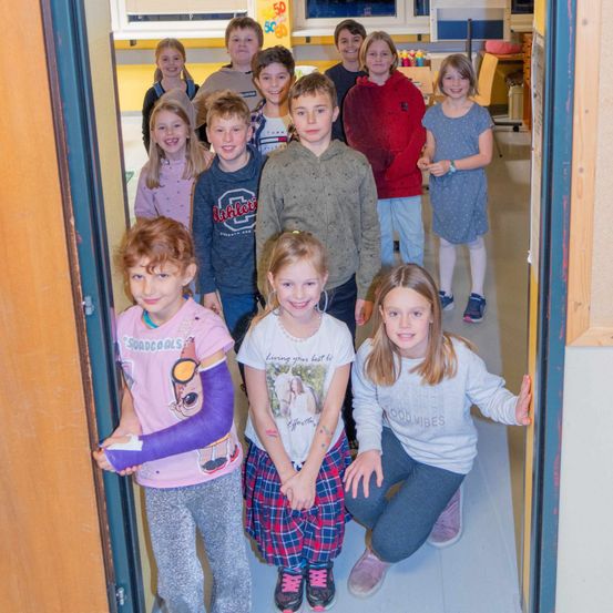 Bild enthält, Pants, Person, Portrait, Jeans, Child, Female, Girl, Adult, Woman, Kindergarten