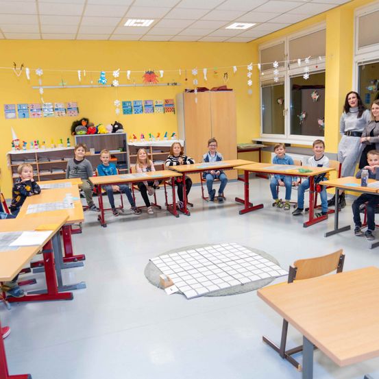 Bild enthält, Person, Boy, Child, Male, Building, School, Shoe, Face, Student, Classroom