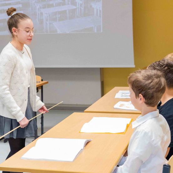 Bild enthält, Baton, Person, Student, Boy, Child, Male, Face, Head, Crowd, Audience
