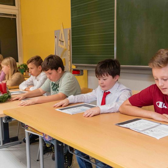 Bild enthält, Person, Student, Boy, Child, Male, Teen, Face, Head