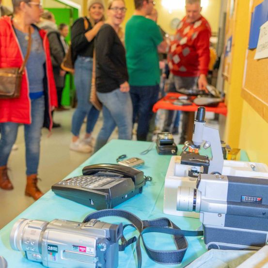 Bild enthält, Video Camera, Adult, Female, Person, Woman, Male, Man, Handbag, Jeans, Pants