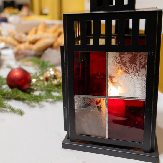Bild enthält, Bread, Food, Lamp, Lantern, Christmas, Christmas Decorations, Festival