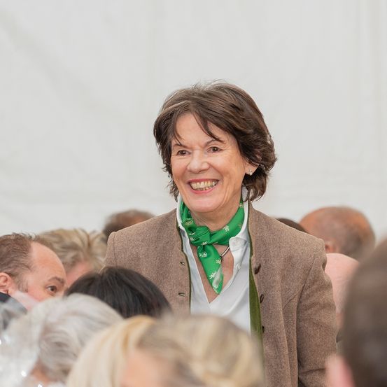 Bild enthält, Face, Person, Smile, People, Adult, Female, Woman, Lady, Crowd, Man