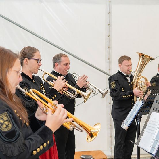 Bild enthält, Trumpet, Person, Adult, Female, Woman, Male, Man, Group Performance, Flugelhorn, Music Band